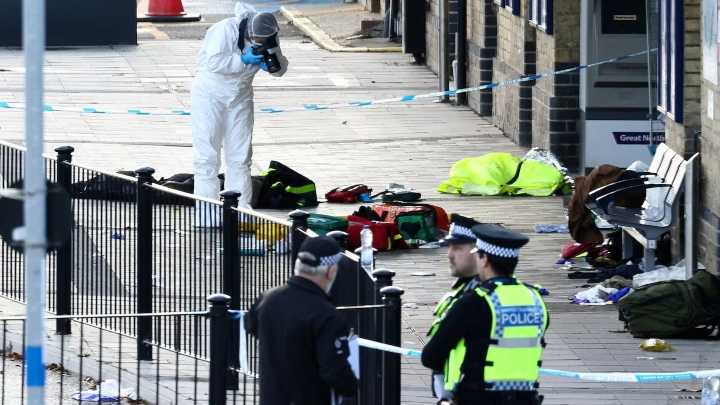 Capturaron a dos hombres por el ataque en un tren de Londres que dejó 10 heridos
