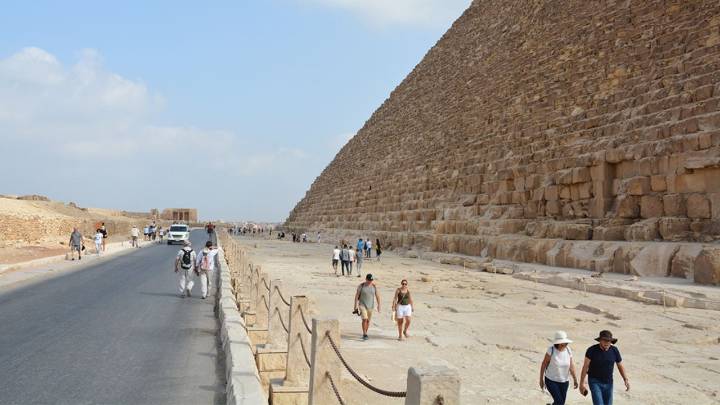 Detienen tres turistas en Egipto por intentar tomarse fotos desnudos en la Gran Pirámide de Guiza