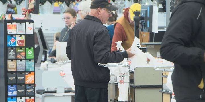 Last-minute shoppers hit stores on Thanksgiving eve