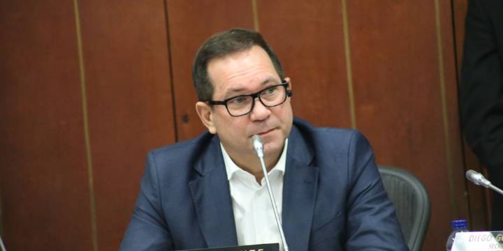 Presidente del Senado denuncia la “instrumentalización” de menores: “La Paz Total no puede construirse sobre la tumba de nuestros niños”