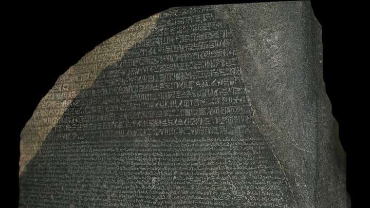 El estreno del nuevo Gran Museo Egipcio aumenta la presión al Reino Unido para que devuelva la Piedra de Rosetta