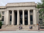 Correos de Epstein muestran una estrecha relación con Noam Chomsky, de MIT