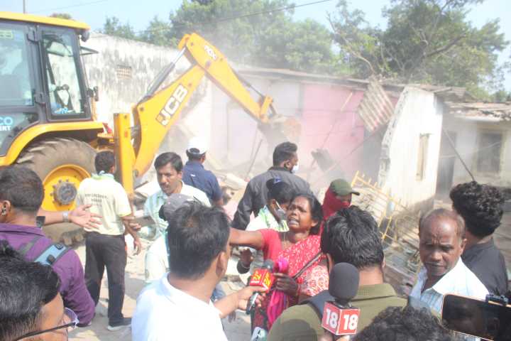 Eviction drive at biggest slum in Bhubaneswar to construct road