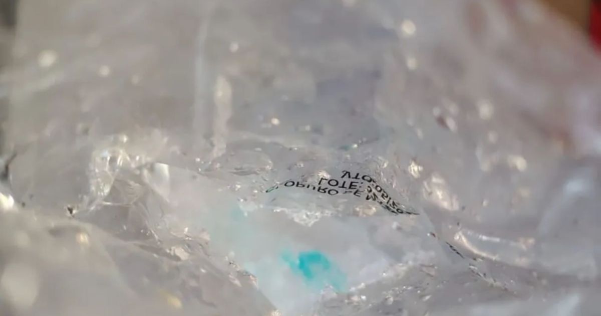 Encontraron cocaína líquida en un allanamiento en Neuquén: hubo dos demorados en un punto de venta