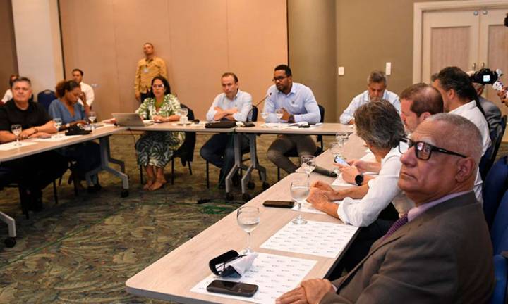 Alejandro Eder anuncia plan para salvar el Tren de Cercanías