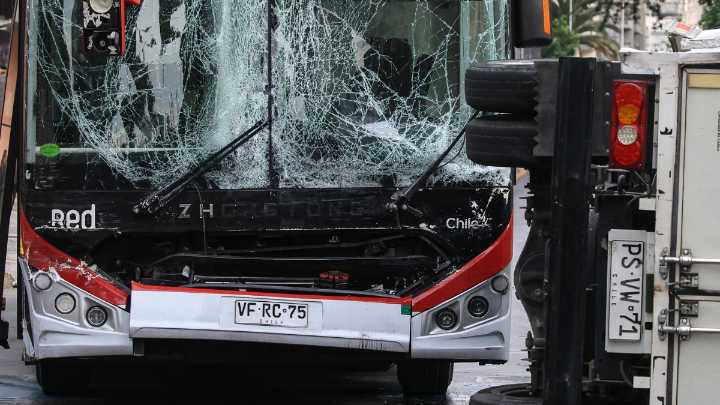 Fatal accidente entre una micro del sistema RED y un vehículo en la Autopista Central