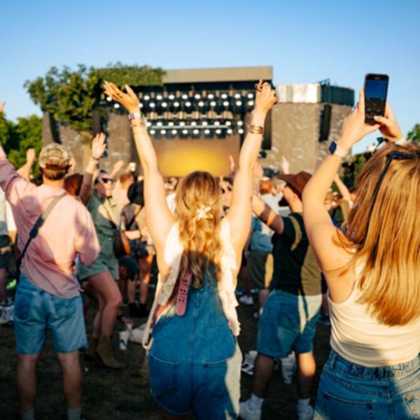 A quarter of live music event fans spend over £100 on outfits