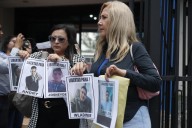 Los venezolanos enviados por EEUU a la cárcel de Bukele denuncian torturas, revela HRW