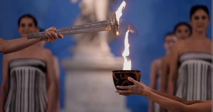 Se enciende la antorcha olímpica de los Juegos de Invierno 2026 en Olimpia, Grecia