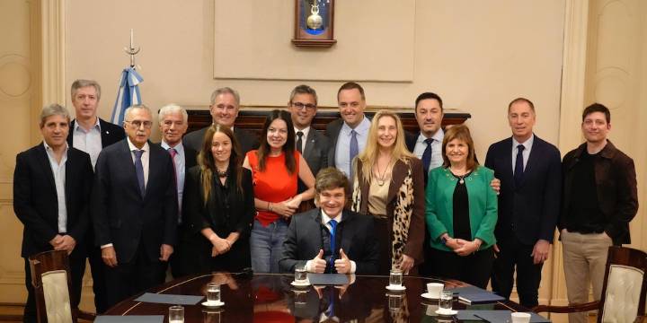 Video: el particular saludo de Javier Milei con los ministros en la nueva reunión de Gabinete