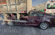 Pareja queda lesionada tras quedar su auto debajo de un tráiler en el Óscar Flores Tapia