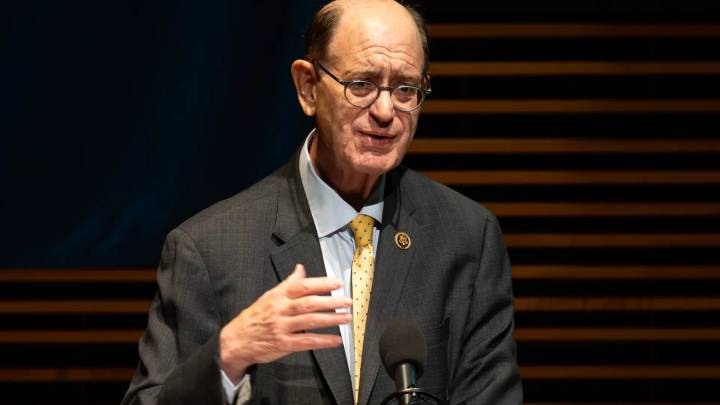 Pillan a un congresista demócrata mirando porno en su tableta durante un vuelo y dice que es por "los algoritmos" de Twitter