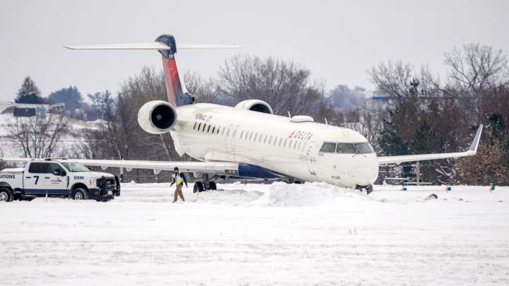 Passengers describe plane skidding off Des Moines runway during storm