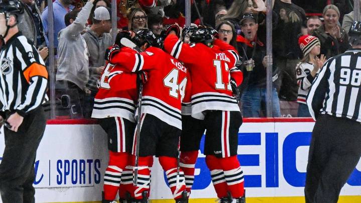 Dach scores late in 3rd period to lead Blackhawks to 3