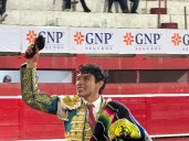 Dividen triunfo en corrida dominical de la Monumental Monterrey