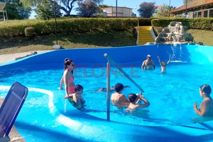 Niños y familias disfrutan de las piletas del Club Atlético Estudiantes