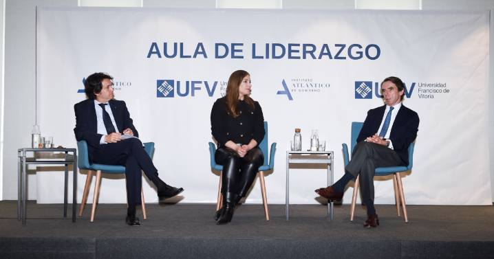Aznar denuncia que el de Sánchez es un Gobierno «al margen de la ley» y cree que no habrá elecciones hasta 2027