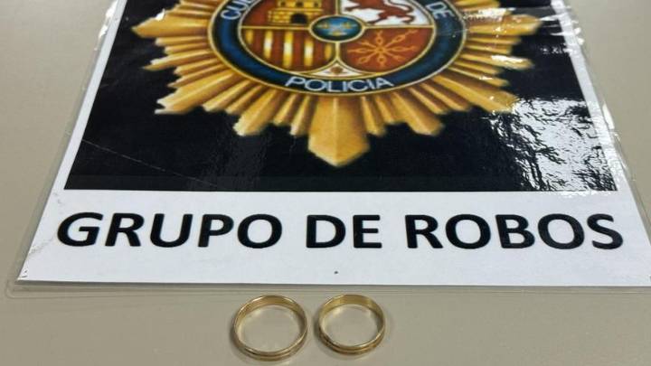 Buscan a los dueños de estas alianzas recuperadas en Mallorca: L y M, que se casaron en 2016