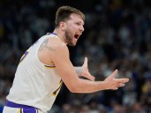 Doncic y Reaves guian triunfo de Los Lakers