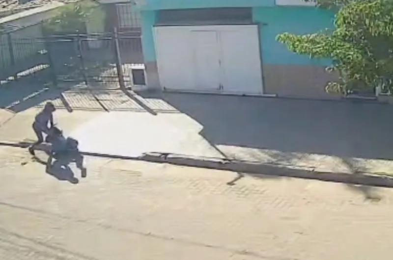 Video: robaron a plena luz del día en una parada de colectivo del barrio San Fernando