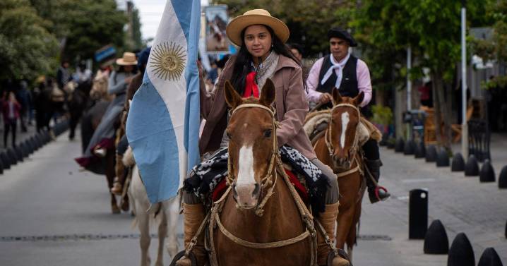 Con música, atuendos, danzas y caballos, el centro de Bariloche se vistió de tradición