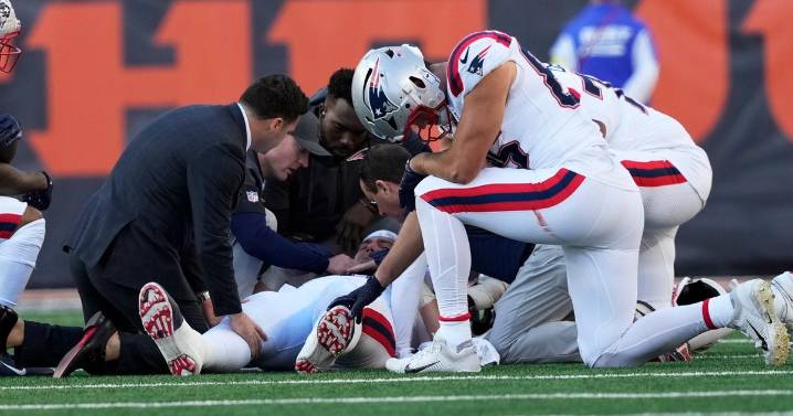 Will Campbell carted off with knee injury, does not return in Patriots win
