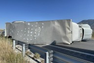 Vuelca tráiler cargado de piezas automotrices en el libramiento Norponiente; tráfico afectado