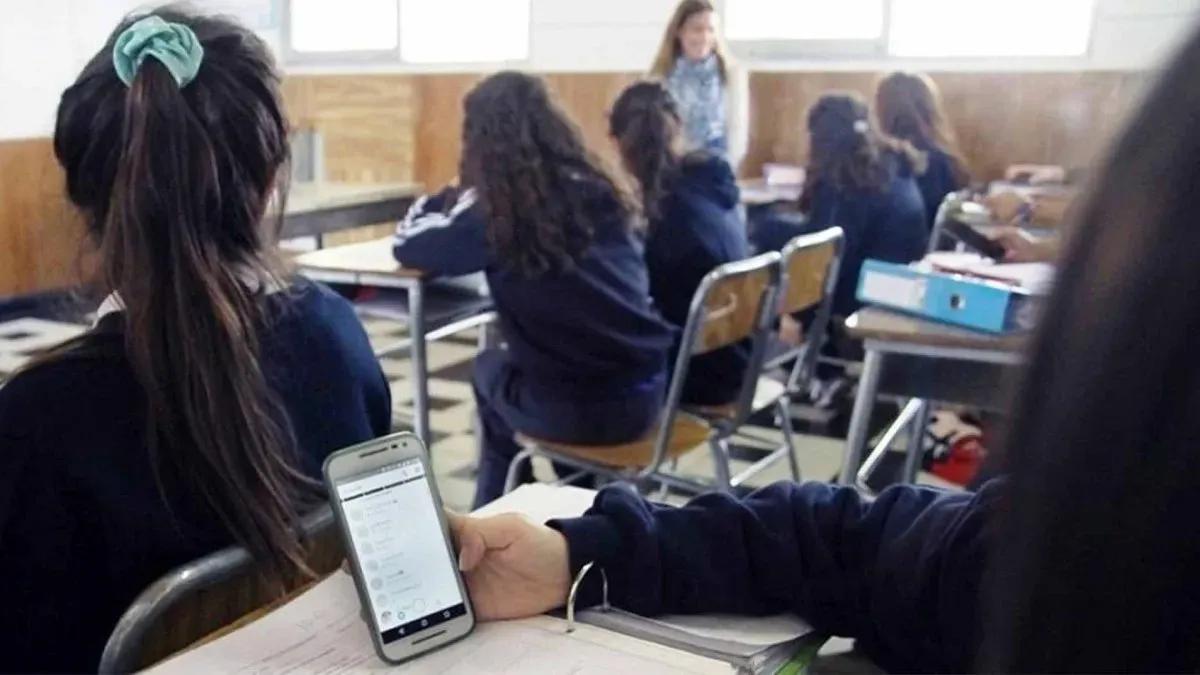 En Córdoba regulan el uso de celulares en las escuelas: evitan la prohibición total
