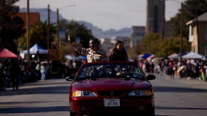 El Paso Thanksgiving Parade brings floats, music, family tradition