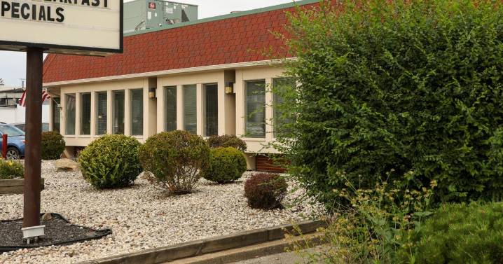 What's That Building? The Commander Family Restaurant was previously a Yankee Doodle Dandy