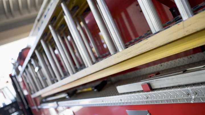 Firefighter suffers minor injuries battling fire in Waterbury