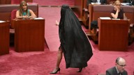 Legisladora irrumpe con una burka en el Senado de Australia; la suspenden siete días