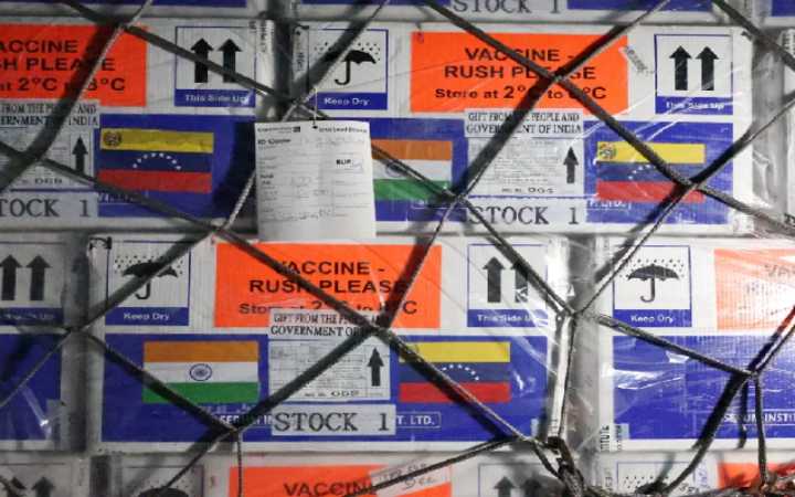 Llegó al país un embarque de 135 mil vacunas nuevas provenientes de la India