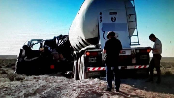 Dos muertos por vuelco de auto y choque de camiones