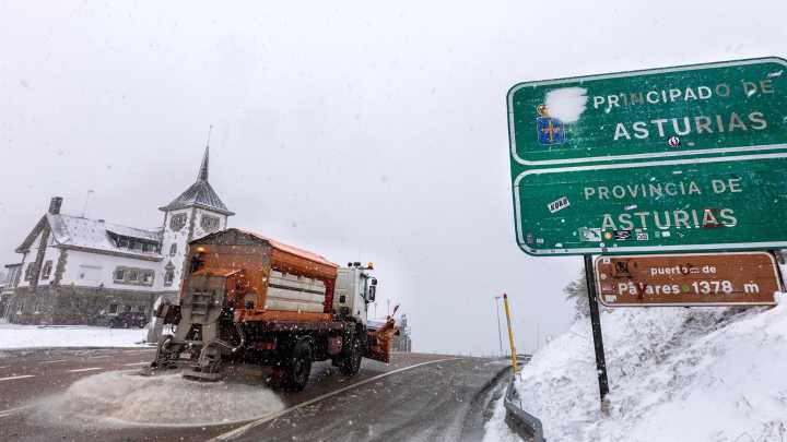 Asturias activa su plan invernal con nuevas señales digitales para blindar las carreteras de la nieve