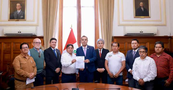 Oficializan ley en favor de proteger a los transportistas: Serán capacitados y se monitorearán cuentas donde depositan los 'cupos'