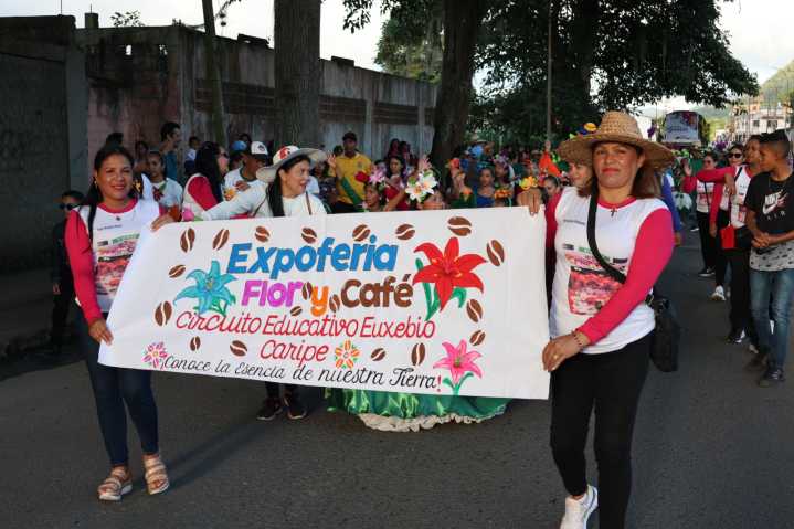 Con majestuoso desfile escolar celebran la Expo Flor y Café Caripe 2025