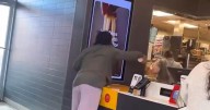 Mujer lanza café hirviendo a gerente de McDonald’s tras discusión por su pedido