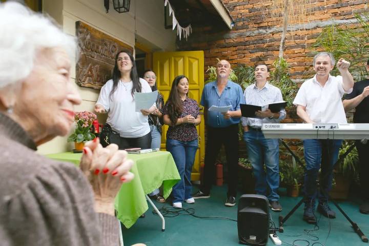 Es la música que abraza: el Ensamble Coral de la Unam canta en hogares de ancianos
