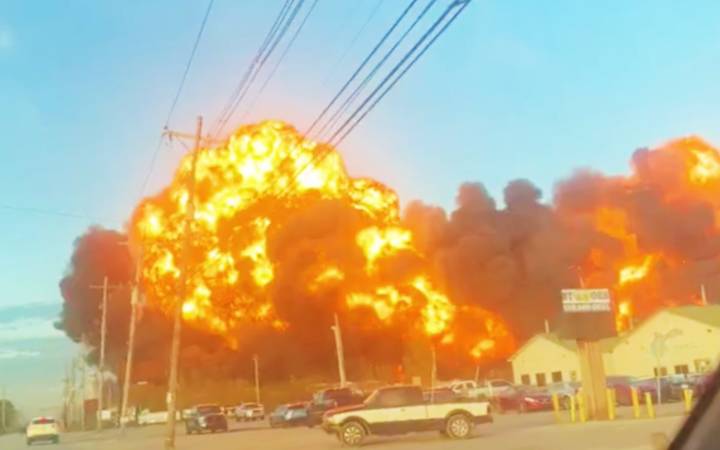 Un avión de carga se estrella y explota en Kentucky