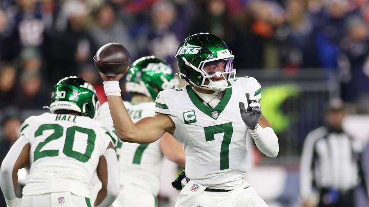 Justin Fields finds John Metchie, cuts Patriots lead to 21