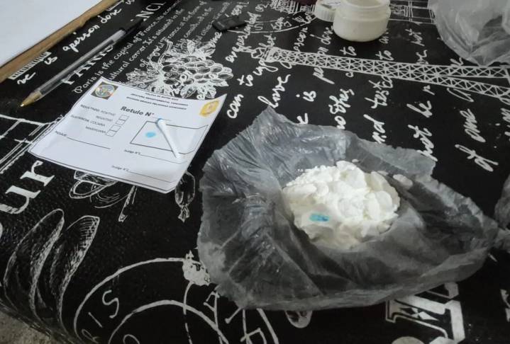 Identifican a ocho ciudadanos y llevan detenidos a dos mujeres por posesión de cocaína con fines de comercialización.