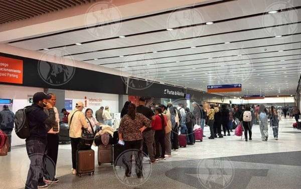 Video: Denuncian pasajeros cancelación repentina de vuelos de Viva Aerobús