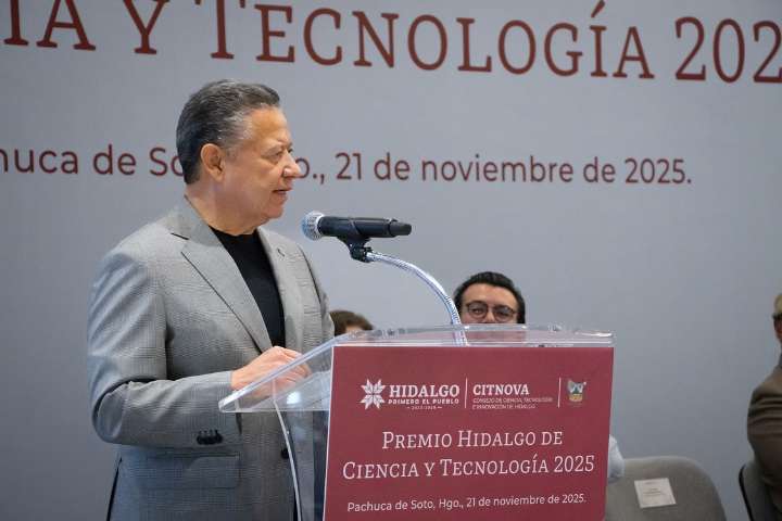 Julio Menchaca entrega Premio Hidalgo de Ciencia y Tecnología 2025