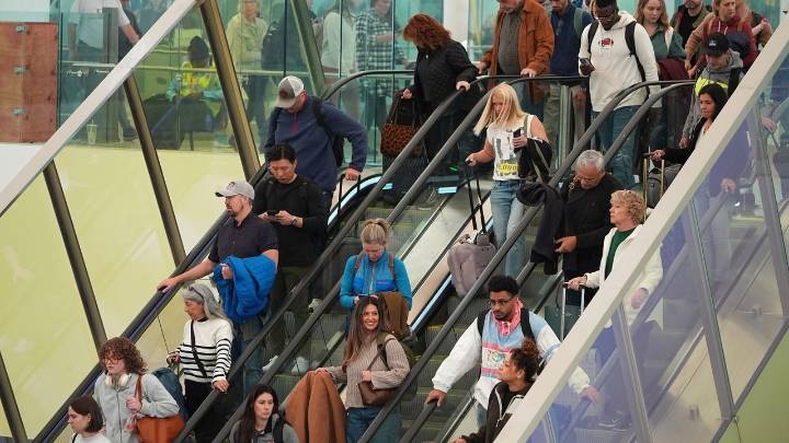 US airlines cancel 1,000 flights while complying with shutdown order