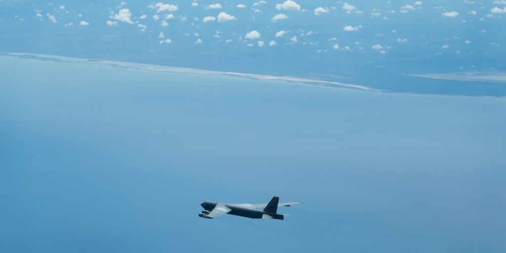 Bombarderos B-52 de EEUU volvieron a volar frente a las costas venezolanas en medio del despliegue militar contra el narcotráfico