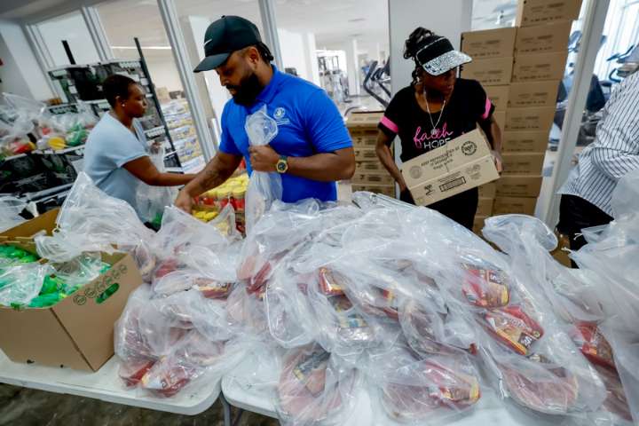 Fiscales demandan a Trump por excluir a miles de residentes legales del programa SNAP