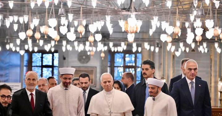 León XIV entró en la Mezquita Azul de Estambul, pero no rezó