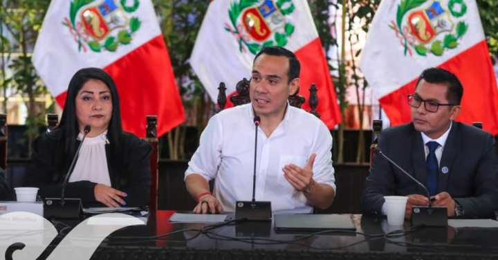 Irrumpirían en embajada de México para detener a Betssy Chávez, advierte presidente del Perú