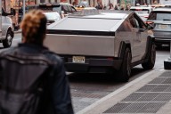 Elon Musk presumía de haber creado un coche "a prueba de apocalipsis". Ahora al Tesla Cybertruck se le están cayendo los faros